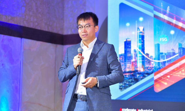 Wang Shiguang, Product Executive of Huawei Middle East and Africa Optical Product Marketing, Releasing the fgOTN Technical White Paper